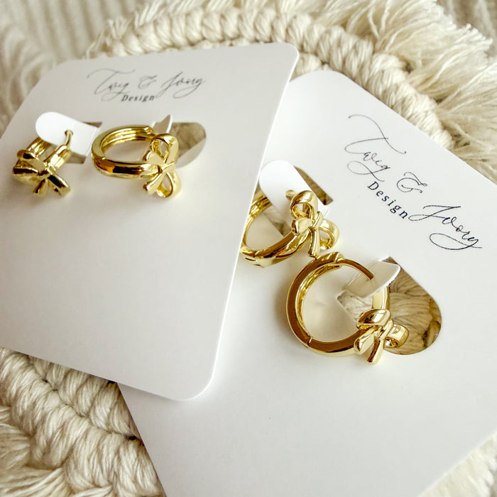 Bow Huggies | Earring Set
